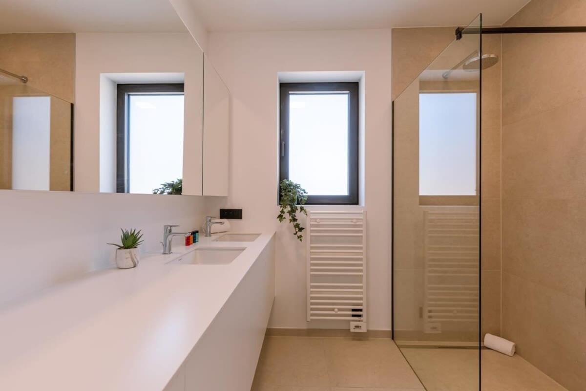 New, Luxurious And Modern Apartment With Private Parking Koksijde Esterno foto