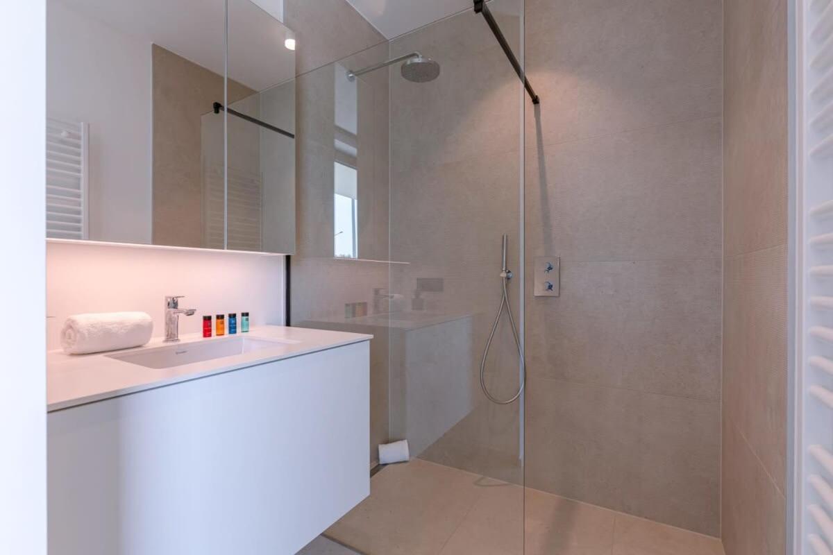 New, Luxurious And Modern Apartment With Private Parking Koksijde Esterno foto