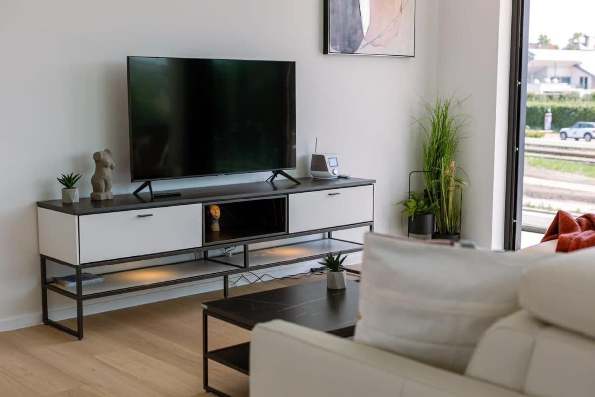 New, Luxurious And Modern Apartment With Private Parking Koksijde Esterno foto